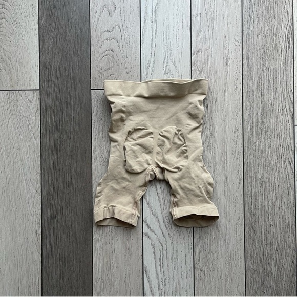 SKIMS Bodysuit Set in Cream - Picture 9 of 10